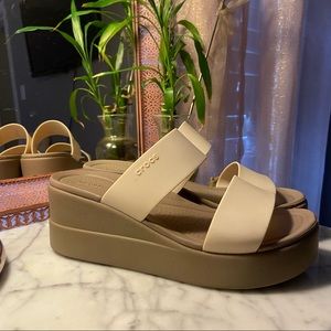 Women’s Crocs Brooklyn Mid Wedge in stucco / mushroom